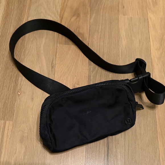Lululemon Everywhere Belt Bag - Picture 1 of 4